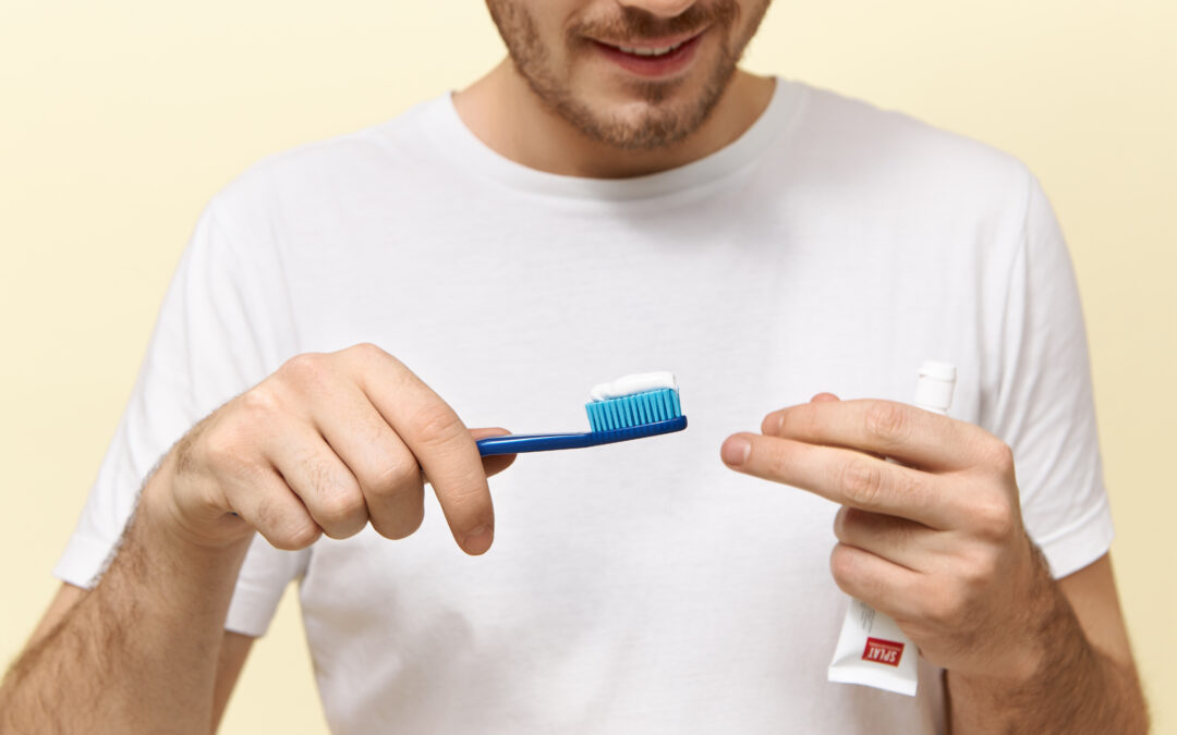 Persona cepillándose los dientes con técnica correcta, higiene dental, clínica Mundisalud Amurrio y Llodio