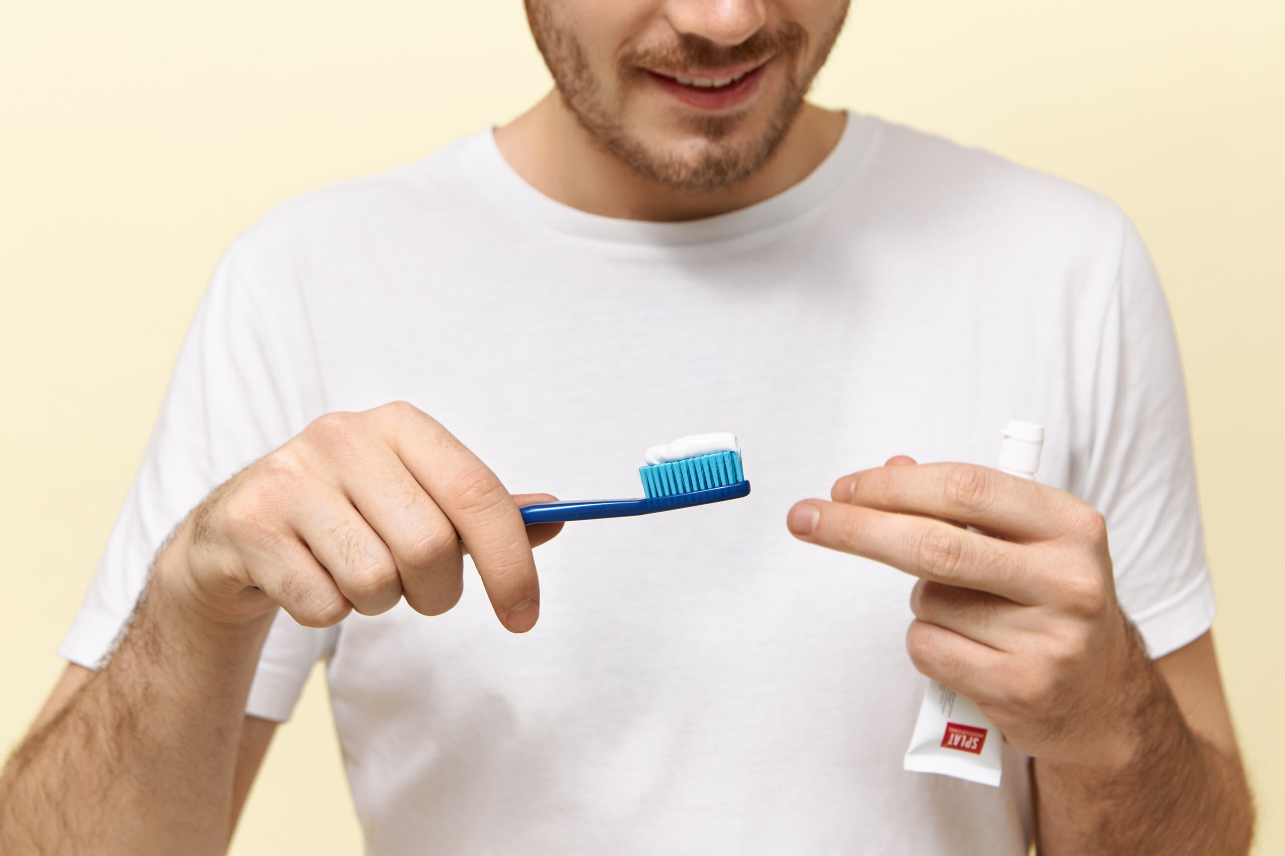 Persona cepillándose los dientes con técnica correcta, higiene dental, clínica Mundisalud Amurrio y Llodio